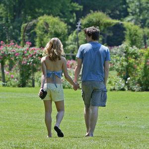 dating-manifesto_couple_in_the_park_300