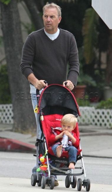 kevin-costner-and-maclaren-triumph-stroller-gallery823
